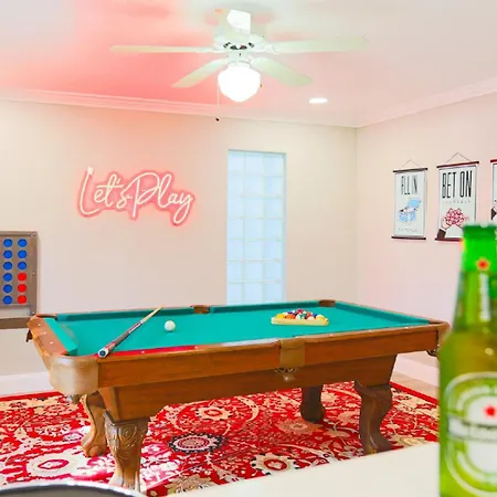 Pool Table, Minigolf, Games At Pondside Funhouse Villa